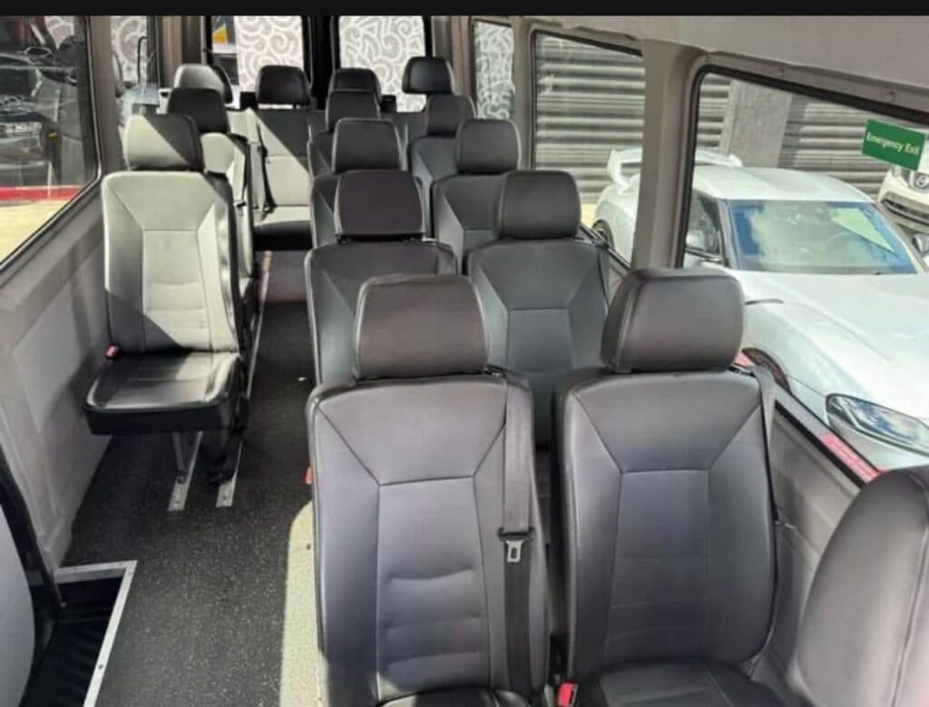 Interior con asientos de cuero de la furgoneta